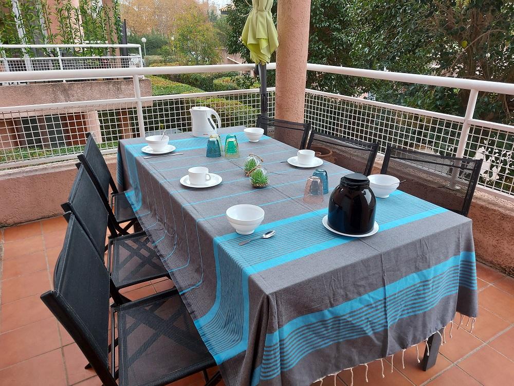 La terrasse équipée pour 6 personnes