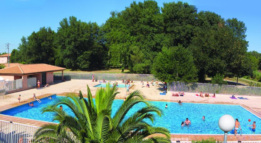 Piscine entourée de nature