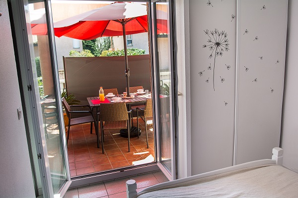 Chambre parentale avec accès à la terrasse