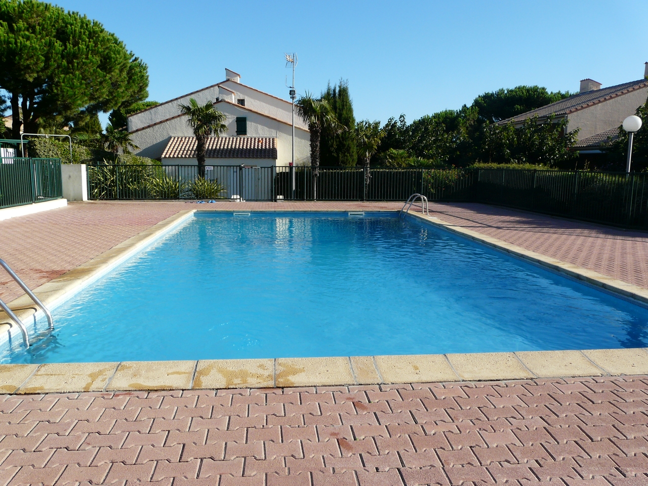 Piscine avec douche et toilettes