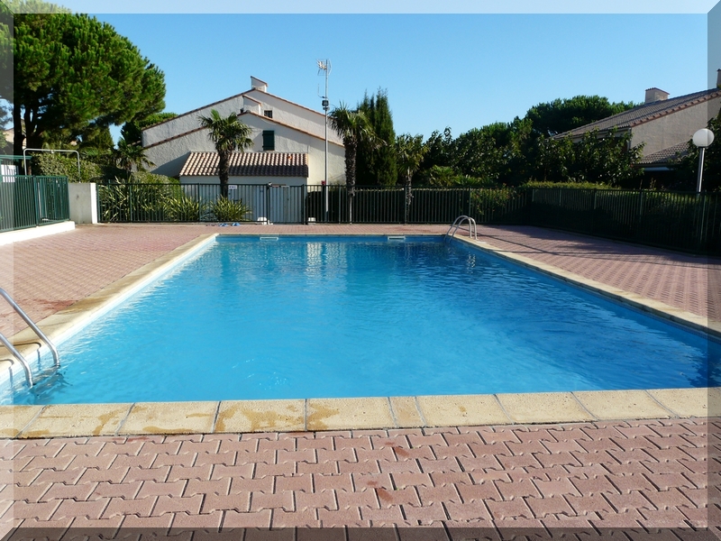 La piscine et les sanitaires.