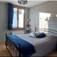 Grande chambre fenêtre et rangements