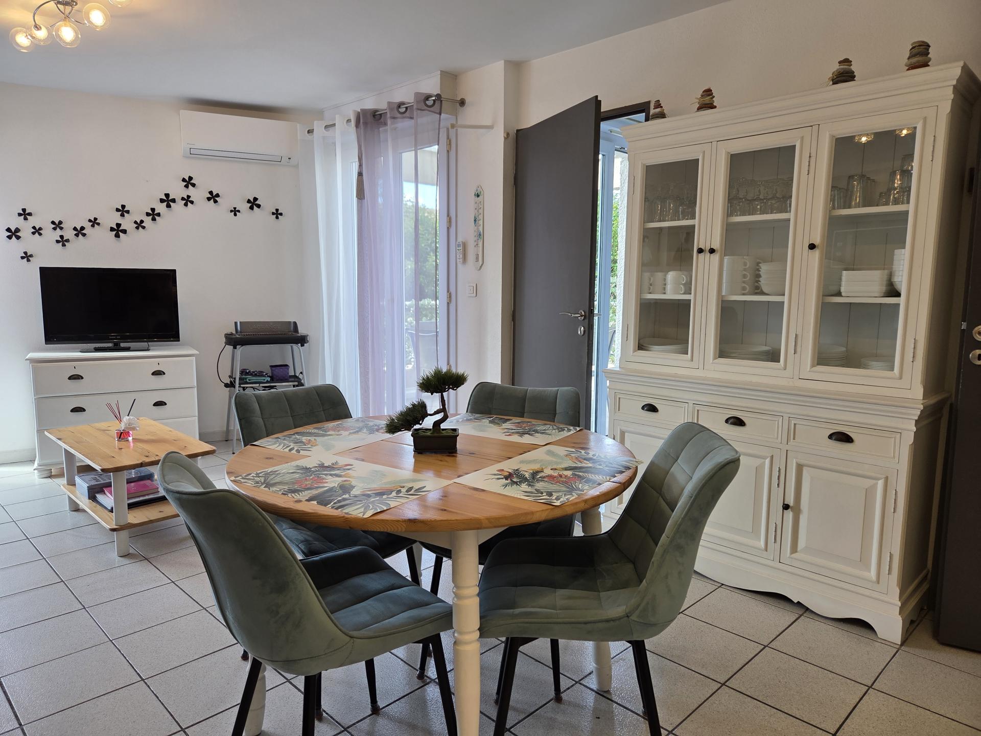 Le côté repas ( table avec allonges )