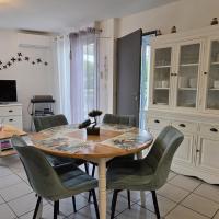 Le côté repas ( table avec allonges )