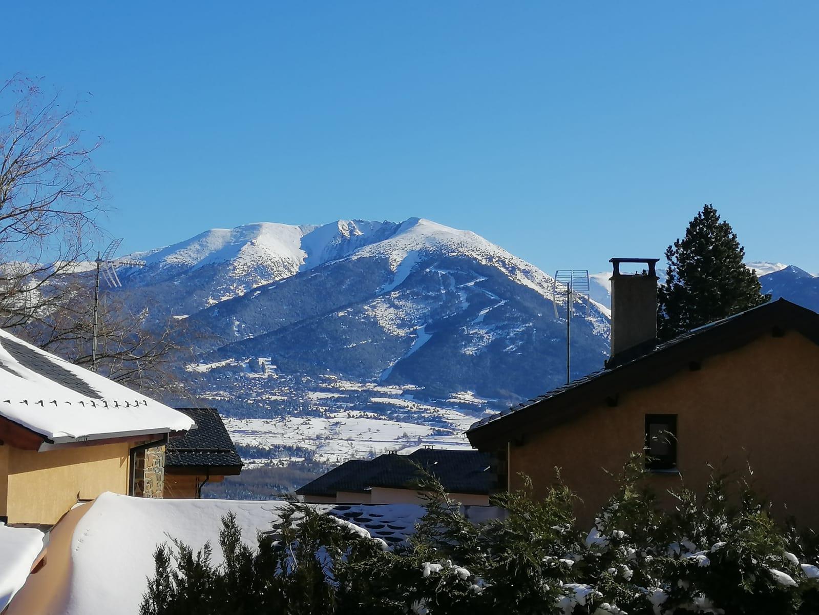 Vue du séjour , de la terrasse et de la chambre parentale